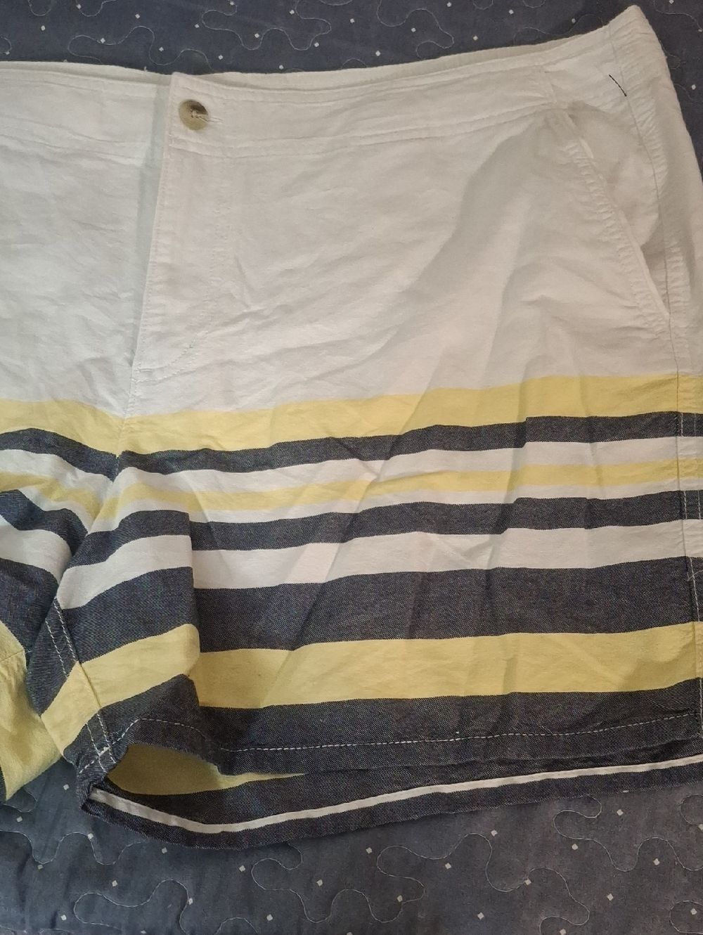 Columbia 6 Inch White and Yellow Striped Casual Shorts size 22